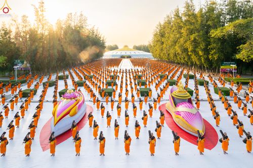 ภาพ No.281636:วันที่ 24 ธันวาคม พ.ศ.2568 พระธรรมยาตรา ปฏิบัติธรรม และถ่ายภาพหมู่ประวัติศาสตร์ ณ ลานหน้ามหาวิหารพระมงคลเทพมุนีฯ วัดพระธรรมกาย