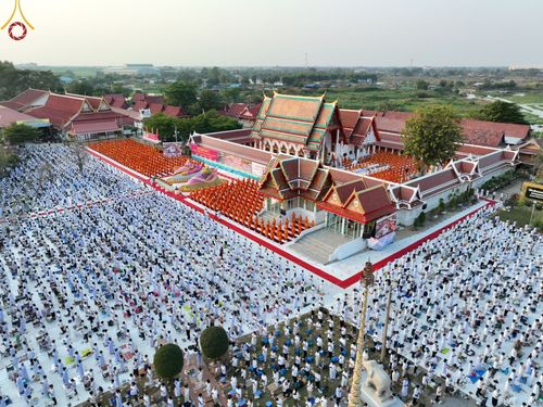 ภาพ No.71882:พิธีจุดประทีปถวายเป็นพุทธบูชา และบูชาธรรมมหาปูชนียาจารย์ ในโครงการธรรมยาตรากตัญญูบูชา มหาปูชนียาจารย์ พระมงคลเทพมุนี(สด จนฺทสโร) พระผู้ปราบมาร ปีที่ 11 ณ อนุสรณ์สถานลำดับที่ 3 สถานที่เกิดใหม่ในเพศสมณะ วัดสองพี่น้อง อ.สองพี่น้อง จ.สุพรรณบุรี วันที่ 17 มกร