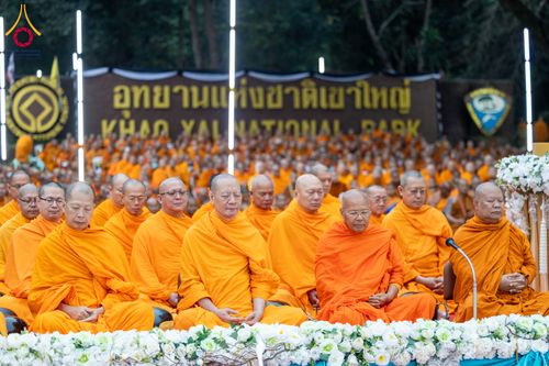 ภาพ No.285900:วันเสาร์ที่ 13 ธันวาคม พ.ศ.2568 พิธีตักบาตรพระภิกษุสามเณร 1,000 รูป ณ บริเวณหน้าอุทยานแห่งชาติเขาใหญ่ อำเภอปากช่อง จ.นครราชสีมา