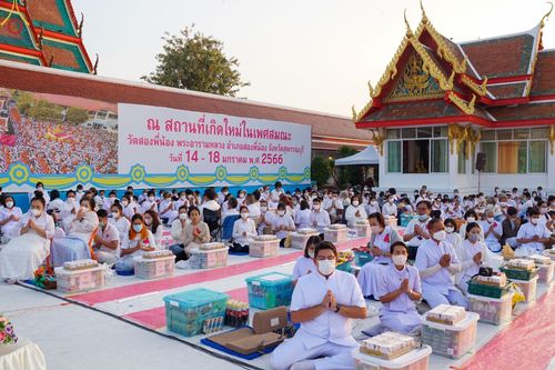 ภาพ No.72008:พิธีตักบาตรพระธรรมยาตราฯ ในโครงการธรรมยาตรากตัญญูบูชา มหาปูชนียาจารย์ พระมงคลเทพมุนี(สด จนฺทสโร) พระผู้ปราบมาร ปีที่ 11 ณ อนุสรณ์สถานลำดับที่ 3 สถานที่เกิดใหม่ในเพศสมณะ วัดสองพี่น้อง อ.สองพี่น้อง จ.สุพรรณบุรี วันที่ 18 มกราคม พ.ศ. 2566