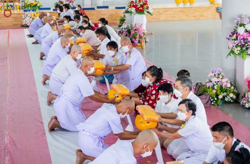 ภาพ No.65689:พิธีปลงผมและพิธีขอขมา มอบบาตรกับผ้าไตร ในโครงการอุปสมบทบูชาธรรม มหาปูชนียาจารย์ประจำปี 2565 ณ ศูนย์ปฎิบัติธรรมสมุทรปราการ(บางบ่อ)  วันอาทิตย์ที่ 20 พฤศจิกายน พ.ศ. 2565