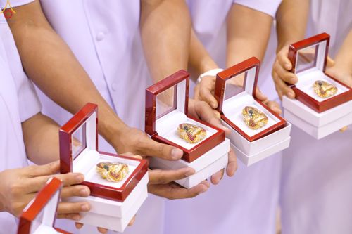 ภาพ No.311672:วันอาทิตย์ต้นเดือนที่ 1 มีนาคม พ.ศ.2569 สัมมนาพิเศษ พิธีมอบรูปหล่อโลหะหลวงปู่วัดปากน้ำ พระมงคลเทพมุนี พิธีมุทิตาสักการะในโอกาสพระครูปลัดรัตนวีรวัฒน์(รังสฤษดิ์ อิทธิจินฺตโก) เจ้าอาวาสวัดพระธรรมกาย  ดำรงตำแหน่งเป็น “ที่ปรึกษาเจ้าคณะจังหวัดปทุมธานี”  ณ ห้อง