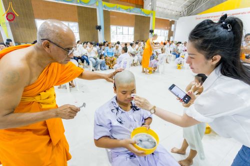 ภาพ No.317445:วันอาทิตย์ ที่ 29 มีนาคม พ.ศ.2569  พิธีปลงผม , พิธีขอขมามอบบาตรและผ้าไตร , พิธีบรรพชา ณ ศูนย์ปฏิบัติธรรมสมุทรปราการ จำนวน 42 รูป