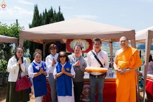 ภาพ No.286149:วันที่ 13 กรกฎาคม พ.ศ. 2568  พิธีทอดผ้าป่าฉลอง 13 ปี  วัดพระธรรมกายสวิตเซอร์แลนด์