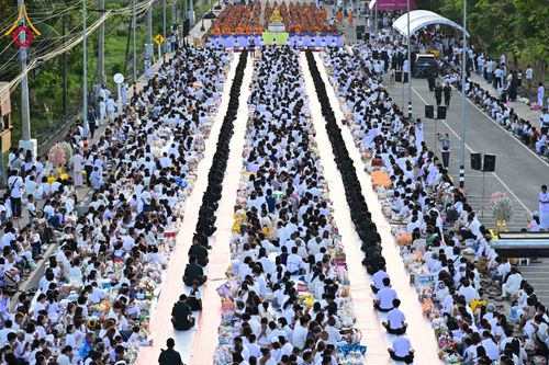 ภาพ No.281520:วันอาทิตย์ที่ 28 ธันวาคม พ.ศ.2568 ตักบาตรพระ 1000 รูป ปีที่ 1 ทำบุญเมืองสตูลส่งท้ายปี ณ หน้าโรงเรียนสตูลวิทยา จ.สตูล