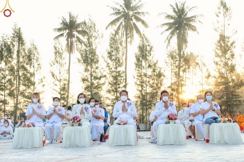 ภาพ No.70536:พิธีตักบาตรพระธรรมยาตราฯ ในโครงการธรรมยาตรากตัญญูบูชา มหาปูชนียาจารย์ พระมงคลเทพมุนี(สด จนฺทสโร) พระผู้ปราบมาร ปีที่ 11 ณ อนุสรณ์สถานลำดับที่ 2 สถานที่ตั้งมโนปณิธานบวชตลอดชีวิต อนุสรณ์สถานคลองบางนางแท่น อ.สามพราน จ.นครปฐม วันที่ 14 มกราคม พ.ศ. 2566