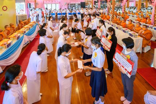ภาพ No.73726:พิธีเจริญพระพุทธมนต์ ปฏิบัติธรรม มอบทุนการศึกษา ถวายสังฆทาน 106 วัด เพื่อถวายเป็นพุทธบูชา และขับเคลื่อนโครงการหมู่บ้านรักษาศีล 5  โดยคณะสงฆ์จังหวัดนนทบุรี คณะศิษยานุศิษย์วัดพระธรรมกาย โครงการธรรมยาตราฯ ปีที่ 11 ณ วัดตะเคียน อ.บางกรวย จ.นนทบุรี วันที่ 21 