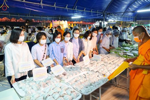 ภาพ No.74394:พิธีถวายภัตตาหารเป็นสังฆทาน แด่คณะพระธรรมยาตราฯ ในโครงการธรรมยาตรากตัญญูบูชา มหาปูชนียาจารย์ พระมงคลเทพมุนี(สด จนฺทสโร) พระผู้ปราบมาร อนุสรณ์สถาน 7 แห่ง ปีที่ 11 วันที่ 26 มกราคม พ.ศ. 2566