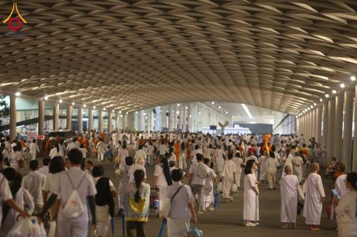 ภาพ No.324521:วันที่ 22 เมษายน พ.ศ.2569 (วันคุ้มครองโลก) บรรยากาศพระสังฆาธิการและสาธุชน การเดินทางกลับ งานถวายมหาสังฆทาน 40,000 กว่าวัดทั่วประเทศ วัดพระธรรมกาย