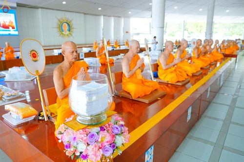 ภาพ No.328813:วันเสาร์ที่ 16 พฤษภาคม พ.ศ.2569 พิธีบุพเปตพลี ครั้งที่ 183 ร่วมอุทิศบุญแด่หมู่ญาติที่ล่วงลับไปแล้ว และสืบทอดอายุพระพุทธศาสนา ณ หอฉันคุณยายอาจารย์ฯ  วัดพระธรรมกาย
