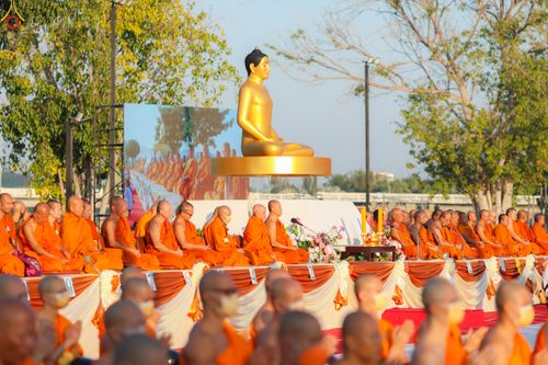 ภาพ No.284162:วันเสาร์ที่ 20 ธันวาคม พ.ศ.2568  พิธีตักบาตรพระ 10,000 รูป เนื่องในโอกาส 194 ปี จังหวัดกาญจนบุรี และอุทิศส่วนกุศลให้แด่บรรพชนทั้งหลาย บริเวณถนนสองแคว (Skywalk) เมืองกาญจนบุรี