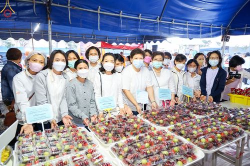 ภาพ No.74521:พิธีถวายภัตตาหารเป็นสังฆทาน แด่คณะพระธรรมยาตราฯ ในโครงการธรรมยาตรากตัญญูบูชา มหาปูชนียาจารย์ พระมงคลเทพมุนี(สด จนฺทสโร) พระผู้ปราบมาร อนุสรณ์สถาน 7 แห่ง ปีที่ 11 วันที่ 27 มกราคม พ.ศ. 2566