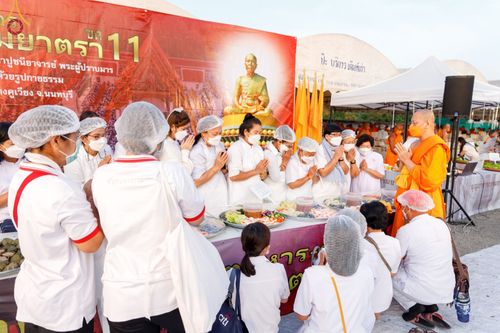 ภาพ No.73067:พิธีถวายภัตตาหารเป็นสังฆทาน แด่คณะพระธรรมยาตราฯ ในโครงการธรรมยาตรากตัญญูบูชา มหาปูชนียาจารย์ พระมงคลเทพมุนี(สด จนฺทสโร) พระผู้ปราบมาร อนุสรณ์สถาน 7 แห่ง ปีที่ 11 วันที่ 21 มกราคม พ.ศ. 2566