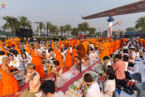 ภาพ No.321053:วันอาทิตย์ที่ ๑๒ เมษายน พ.ศ ๒๕๖๙ พิธีตักบาตรปี๋ใหม่เมืองพระภิกษุสงฆ์ ๓๓๙ รูป  อุทิศถวายพระราชกุศลสมเด็จพระนางสิริกิติ์  พระบรมราชินีนาถ พระบรมราชชนนีพันปีหลวง และฉลองเมืองแม่แตงครบรอบ ๑๑๙ ปี ณ ลานโรงแรมแอร์ไดมอนด์ อำเภอแม่แตง จังหวัดเชียงใหม่