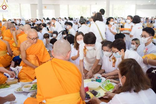 ภาพ No.75455:พิธีสวดพระพุทธมนต์และถวายภัตตาหารเป็นสังฆทาน เนื่องในวันมหาปูชนียาจารย์ วันที่ 3 กุมภาพันธ์ พ.ศ. 2565 ณ วัดพระธรรมกาย อ.คลองหลวง จ.ปทุมธานี