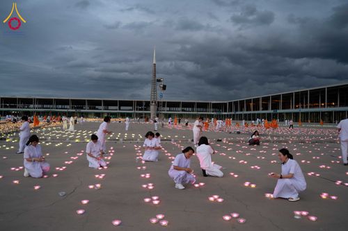 ภาพ No.345775:วันพฤหัสบดีที่ 27 สิงหาคม พ.ศ.2569 พิธีจุดประทีป เนื่องในวันธรรมชัย ณ วัดพระธรรมกาย ปทุมธานี