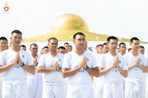 กลุ่มนักเรียนนายสิบตำรวจสวมชุดสีขาวพนมมือปฏิบัติธรรม
