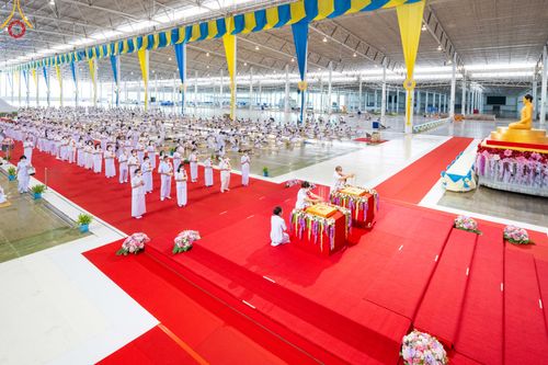 พิธีวางแผ่นจารึกชื่อและพิธีวางพวงมาลัยสักการะพระประธาน วันอาทิตย์ที่ 16 กรกฎาคม พ.ศ. 2566 ณ รัตนบัลลังก์ สภาธรรมกายสากล วัดพระธรรมกาย