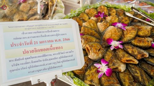 ภาพ No.73096:พิธีถวายภัตตาหารเป็นสังฆทาน แด่คณะพระธรรมยาตราฯ ในโครงการธรรมยาตรากตัญญูบูชา มหาปูชนียาจารย์ พระมงคลเทพมุนี(สด จนฺทสโร) พระผู้ปราบมาร อนุสรณ์สถาน 7 แห่ง ปีที่ 11 วันที่ 21 มกราคม พ.ศ. 2566