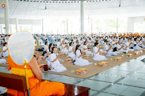 ภาพ No.328842:วันเสาร์ที่ 16 พฤษภาคม พ.ศ.2569 พิธีบุพเปตพลี ครั้งที่ 183 ร่วมอุทิศบุญแด่หมู่ญาติที่ล่วงลับไปแล้ว และสืบทอดอายุพระพุทธศาสนา ณ หอฉันคุณยายอาจารย์ฯ  วัดพระธรรมกาย