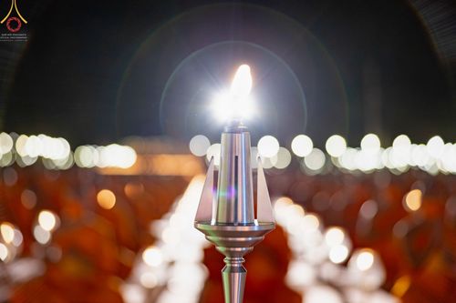 ภาพ No.69370:พิธีจุดประทีปถวายเป็นพุทธบูชา และบูชาธรรมมหาปูชนียาจารย์ ในโครงการธรรมยาตรากตัญญูบูชา มหาปูชนียาจารย์ พระมงคลเทพมุนี(สด จนฺทสโร) พระผู้ปราบมาร ปีที่ 11 ณ อนุสรณ์สถานมหาวิหารพระมงคลเทพมุนี อ.สองพี่น้อง จ.สุพรรณบุรี