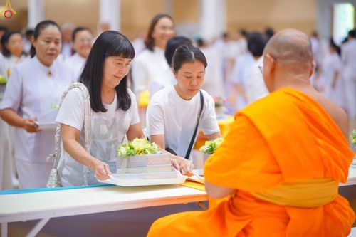 ภาพ No.329082:วันอาทิตย์ที่ 17 พฤษภาคม พ.ศ.2569 พิธีร่วมบุญการศึกษาพระภิกษุสามเณร (หนังสือบาลี นักธรรม ทางก้าวหน้า World-Pec) ณ ห้องแก้วสารพัดนึก 2 วัดพระธรรมกาย