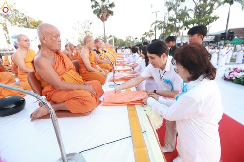 ภาพ No.284190:วันเสาร์ที่ 20 ธันวาคม พ.ศ.2568  พิธีตักบาตรพระ 10,000 รูป เนื่องในโอกาส 194 ปี จังหวัดกาญจนบุรี และอุทิศส่วนกุศลให้แด่บรรพชนทั้งหลาย บริเวณถนนสองแคว (Skywalk) เมืองกาญจนบุรี