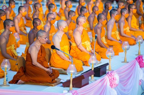 ภาพ No.70211:พิธีจุดประทีปถวายเป็นพุทธบูชา และบูชาธรรมมหาปูชนียาจารย์ ในโครงการธรรมยาตรากตัญญูบูชา มหาปูชนียาจารย์ พระมงคลเทพมุนี(สด จนฺทสโร) พระผู้ปราบมาร ปีที่ 11 ณ อนุสรณ์สถานลำดับที่ 2 สถานที่ตั้งมโนปณิธานบวชตลอดชีวิต อนุสรณ์สถานคลองบางนางแท่น อ.สามพราน จ.นครปฐม 