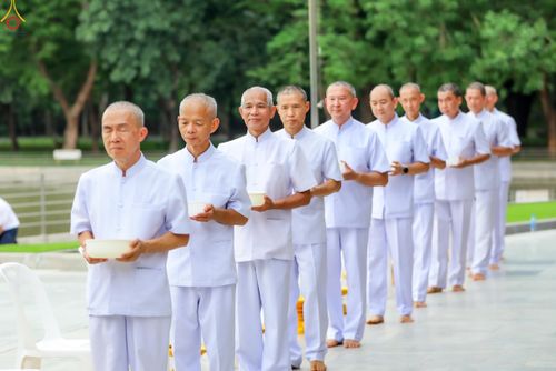 ภาพ No.330544:วันที่ 30 พฤษภาคม พ.ศ.2569 พิธีตัดปอยผมและปลงผม อุบาสกอุปสมบทอุทิศชีวิต 11 ท่าน (ภาพชุดที่ 2) ณ โบสถ์พระไตรปิฎก วัดพระธรรมกาย จังหวัดปทุมธานี