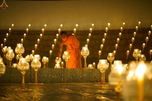 ภาพ No.69486:พิธีจุดประทีปถวายเป็นพุทธบูชา และบูชาธรรมมหาปูชนียาจารย์ ในโครงการธรรมยาตรากตัญญูบูชา มหาปูชนียาจารย์ พระมงคลเทพมุนี(สด จนฺทสโร) พระผู้ปราบมาร ปีที่ 11 ณ อนุสรณ์สถานมหาวิหารพระมงคลเทพมุนี อ.สองพี่น้อง จ.สุพรรณบุรี