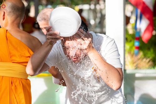 ภาพ No.338311:วันอาทิตย์ที่ 5 กรกฎาคม พศ.2569 พิธีตัดปอยผมธรรมทายาทนานาชาติ IDOP รุ่นที่ 21 จากประเทศจีน มาเลเซีย สิงคโปร์ และไต้หวัน ณ โถงช้าง วัดพระธรรมกาย