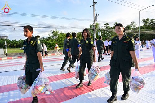 ภาพ No.281548:วันอาทิตย์ที่ 28 ธันวาคม พ.ศ.2568 ตักบาตรพระ 1000 รูป ปีที่ 1 ทำบุญเมืองสตูลส่งท้ายปี ณ หน้าโรงเรียนสตูลวิทยา จ.สตูล