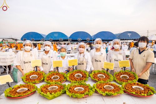 ภาพ No.73902:พิธีถวายภัตตาหารเป็นสังฆทาน แด่คณะพระธรรมยาตราฯ ในโครงการธรรมยาตรากตัญญูบูชา มหาปูชนียาจารย์ พระมงคลเทพมุนี(สด จนฺทสโร) พระผู้ปราบมาร อนุสรณ์สถาน 7 แห่ง ปีที่ 11 วันที่ 23 มกราคม พ.ศ. 2566