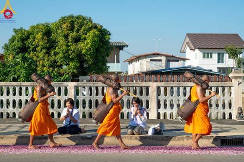 ภาพ No.106177:พิธีต้อนรับพระธรรมยาตรา ชุด 2 ในโครงการธรรมยาตรากตัญญูบูชา มหาปูชนียาจารย์  พระมงคลเทพมุนี(สด จนฺทสโร) พระผู้ปราบมาร  อนุสรณ์สถาน 7 แห่ง ปีที่ 12  วันที่ 3 มกราคม พ.ศ. 2567  ณ อนุสรณ์สถานโลตัสแลนด์ จ.สุพรรณบุรี