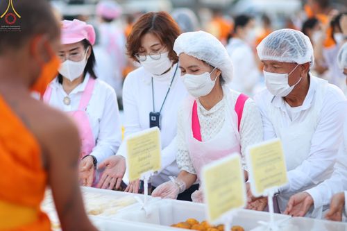 ภาพ No.71479:พิธีถวายภัตตาหารเป็นสังฆทาน แด่คณะพระธรรมยาตราฯ ในโครงการธรรมยาตรากตัญญูบูชา มหาปูชนียาจารย์ พระมงคลเทพมุนี(สด จนฺทสโร) พระผู้ปราบมาร อนุสรณ์สถาน 7 แห่ง ปีที่ 11 วันที่ 16 มกราคม พ.ศ. 2566