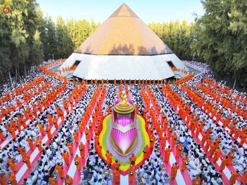 ภาพ No.289367:วันที่ 7 มกราคม พ.ศ. 2569 พิธีตักบาตรพระธรรมยาตรา ณ อนุสรณ์สถานลำดับที่ 1 สถานที่เกิดด้วยรูปกายเนื้อ อนุสรณ์สถานมหาวิหารพระมงคลเทพมุนี (โลตัสแลนด์) อ.สองพี่น้อง จ.สุพรรณบุรี ในโครงการธรรมยาตรา กตัญญูบูชา มหาปูชนียาจารย์ พระมงคลเทพมุนี(สด จนฺทสโร) พระผู้ป