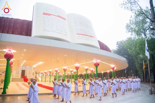 ภาพ No.298073:วันเสาร์ที่ 17 มกราคม พ.ศ. 2569 พิธีบรรพชาอุปสมบท โครงการอุปสมบทหมู่ บูชาธรรมครบ 117 ปี คุณยายอาจารย์มหารัตนอุบาสิกาจันทร์ ขนนกยูง  ณ อุโบสถพระไตรปิฎก วัดพระธรรมกาย