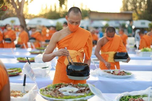 ภาพ No.69282:พิธีถวายภัตตาหารเป็นสังฆทาน แด่คณะพระธรรมยาตราฯ ในโครงการธรรมยาตราฯ ปีที่ 11 ณ อนุสรณ์สถานมหาวิหารพระมงคลเทพมุนี อ.สองพี่น้อง จ.สุพรรณบุรี วันที่ 4 และ 5 มกราคม พ.ศ. 2566