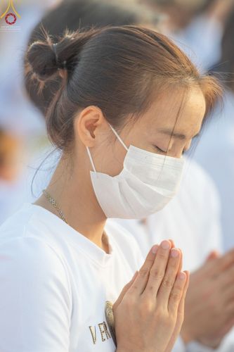 ภาพ No.70565:พิธีตักบาตรพระธรรมยาตราฯ ในโครงการธรรมยาตรากตัญญูบูชา มหาปูชนียาจารย์ พระมงคลเทพมุนี(สด จนฺทสโร) พระผู้ปราบมาร ปีที่ 11 ณ อนุสรณ์สถานลำดับที่ 2 สถานที่ตั้งมโนปณิธานบวชตลอดชีวิต อนุสรณ์สถานคลองบางนางแท่น อ.สามพราน จ.นครปฐม วันที่ 14 มกราคม พ.ศ. 2566