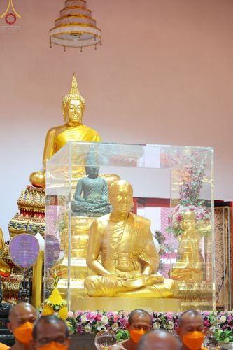 ภาพ No.71911:พิธีจุดประทีปถวายเป็นพุทธบูชา และบูชาธรรมมหาปูชนียาจารย์ ในโครงการธรรมยาตรากตัญญูบูชา มหาปูชนียาจารย์ พระมงคลเทพมุนี(สด จนฺทสโร) พระผู้ปราบมาร ปีที่ 11 ณ อนุสรณ์สถานลำดับที่ 3 สถานที่เกิดใหม่ในเพศสมณะ วัดสองพี่น้อง อ.สองพี่น้อง จ.สุพรรณบุรี วันที่ 17 มกร