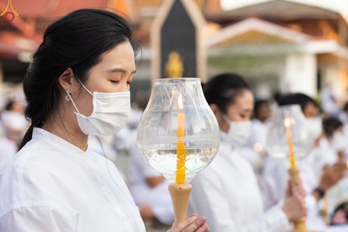 ภาพ No.73426:พิธีจุดประทีปถวายเป็นพุทธบูชา และบูชาธรรมมหาปูชนียาจารย์ ในโครงการธรรมยาตรากตัญญูบูชา มหาปูชนียาจารย์ พระมงคลเทพมุนี(สด จนฺทสโร) พระผู้ปราบมาร ปีที่ 11 ณ อนุสรณ์สถานลำดับที่ 4 สถานที่เกิดด้วยกายธรรม วัดโบสถ์ (บน) บางคูเวียง อ.บางกรวย จ.นนทบุรี วันที่ 21 