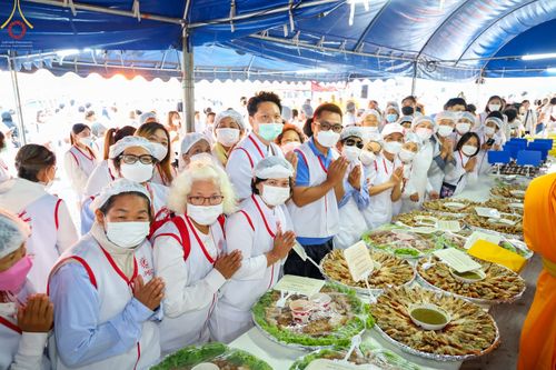 ภาพ No.74645:พิธีถวายภัตตาหารเป็นสังฆทาน แด่คณะพระธรรมยาตราฯ ในโครงการธรรมยาตรากตัญญูบูชา มหาปูชนียาจารย์ พระมงคลเทพมุนี(สด จนฺทสโร) พระผู้ปราบมาร อนุสรณ์สถาน 7 แห่ง ปีที่ 11 วันที่ 28 มกราคม พ.ศ. 2566