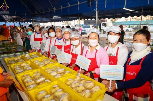 ภาพ No.74423:พิธีถวายภัตตาหารเป็นสังฆทาน แด่คณะพระธรรมยาตราฯ ในโครงการธรรมยาตรากตัญญูบูชา มหาปูชนียาจารย์ พระมงคลเทพมุนี(สด จนฺทสโร) พระผู้ปราบมาร อนุสรณ์สถาน 7 แห่ง ปีที่ 11 วันที่ 26 มกราคม พ.ศ. 2566