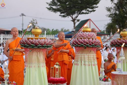 ภาพ No.294019:วันที่ 13 มกราคม พ.ศ. 2569 พิธีจุดประทีปถวายเป็นพุทธบูชา และบูชาธรรมมหาปูชนียาจารย์  (ภาพชุดที่ 2) ณ วัดสองพี่น้อง ต.ต้นตาล อ.สองพี่น้อง จ.สุพรรณบุรี ในโครงการธรรมยาตรา กตัญญูบูชา มหาปูชนียาจารย์ พระมงคลเทพมุนี(สด จนฺทสโร) พระผู้ปราบมาร อนุสรณ์สถาน 7 แห่