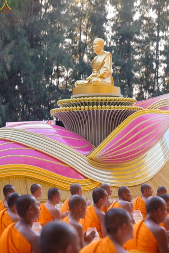 ภาพ No.290006:วันที่ 6 มกราคม พ.ศ. 2569 พิธีจุดประทีปถวายเป็นพุทธบูชา และบูชาธรรมมหาปูชนียาจารย์ (ภาพชุดที่ 2) ณ อนุสรณ์สถานมหาวิหารพระมงคลเทพมุนี (โลตัสแลนด์) อ.สองพี่น้อง จ.สุพรรณบุรี ในโครงการธรรมยาตรา กตัญญูบูชา มหาปูชนียาจารย์ พระมงคลเทพมุนี(สด จนฺทสโร) พระผู้ปรา