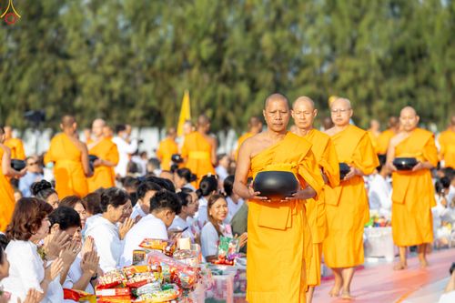 ภาพ No.302635:วันที่ 24 มกราคม พ.ศ. 2569 พิธีตักบาตรพระธรรมยาตรา(ภาพชุดที่ 2) ณ อนุสรณ์สถานลำดับที่ 5 สถานที่เผยแผ่วิชชาธรรมกายครั้งแรก อนุสรณ์สถานบางปลา วัดบางปลา อำเภอบางเลน จังหวัดนครปฐม ในโครงการธรรมยาตรา กตัญญูบูชา มหาปูชนียาจารย์ พระมงคลเทพมุนี(สด จนฺทสโร) พระผู
