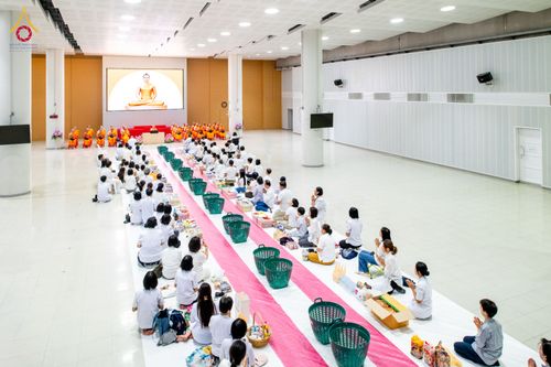 ภาพ No.322883:วันเสาร์ที่ 18 เมษายน พ.ศ. 2569 ตักบาตรฉลองพระใหม่ โครงการอุปสมบทหมู่ธรรมทายาท ระดับอุดมศึกษา รุ่นที่ 53 ภาคฤดูร้อน  ณ ฟ้องปฏิบัติธรรม ชั้นลอย 1/2 มหารัตนวิหารคด คอร์ 13 วัดพระธรรมกาย