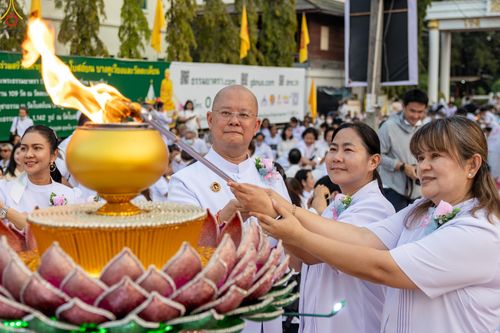 ภาพ No.297030:วันที่ 17 มกราคม พ.ศ. 2569 พิธีจุดประทีปถวายเป็นพุทธบูชา และบูชาธรรมมหาปูชนียาจารย์ (ภาพชุดที่ 2) ณ วัดโบสถ์บน ต.บางคูเวียง จ.นนทบุรี อนุสรณ์สถานลำดับที่ 4 สถานที่เกิดด้วยกายธรรม ในโครงการธรรมยาตรา กตัญญูบูชา มหาปูชนียาจารย์ พระมงคลเทพมุนี(สด จนฺทสโร) พร