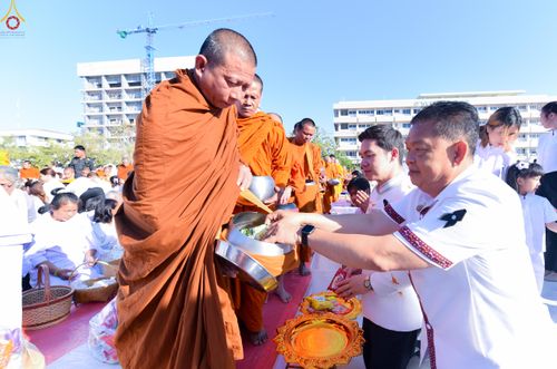 ภาพ No.280245:วันอังคารที่ ๓๐ ธันวาคม พ.ศ. ๒๕๖๘ พิธีตักบาตรพระ ๑,๐๖๙ รูป จังหวัดกาฬสินธุ์   ณ บริเวณสนามหน้าศาลากลาง จังหวัดกาฬสินธุ์ (หลังเก่า)