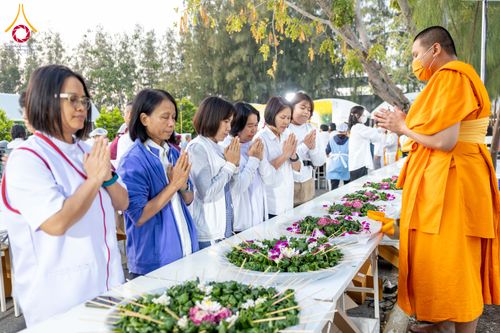 ภาพ No.293512:วันที่ 13 มกราคม พ.ศ. 2569 พิธีถวายภัตตาหารเป็นสังฆทาน แด่พระธรรมยาตรา ณ อนุสรณ์สถานมหาวิหารพระมงคลเทพมุนี (โลตัสแลนด์) อ.สองพี่น้อง จ.สุพรรณบุรี ในโครงการธรรมยาตรา กตัญญูบูชา มหาปูชนียาจารย์ พระมงคลเทพมุนี(สด จนฺทสโร) พระผู้ปราบมาร อนุสรณ์สถาน 7 แห่ง ปี